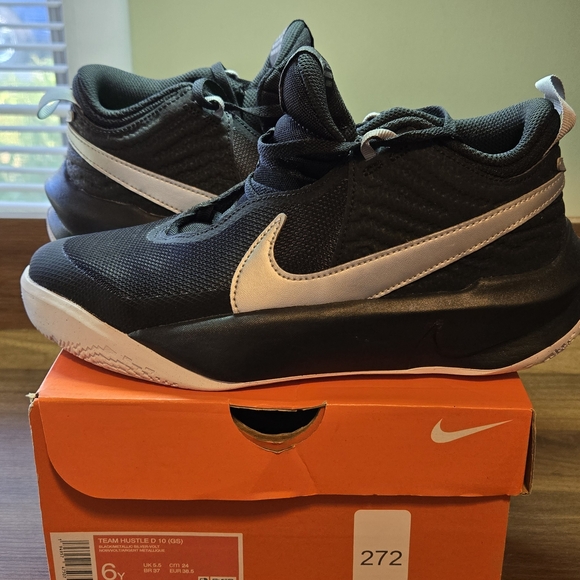 Nike Black and White Sneakers - Picture 1 of 6
